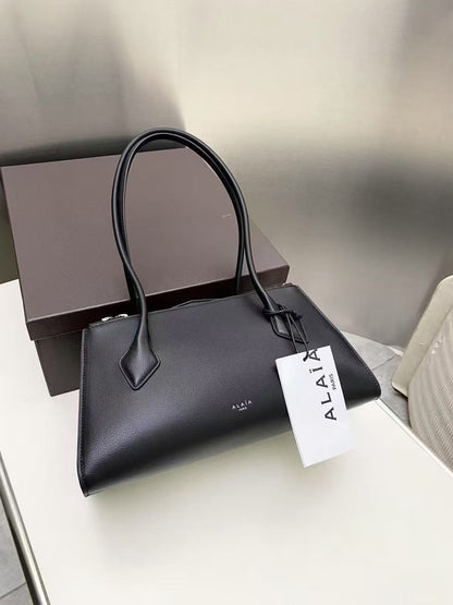 Alaïa Paris Le Teckel Black Leather Shoulder Bag